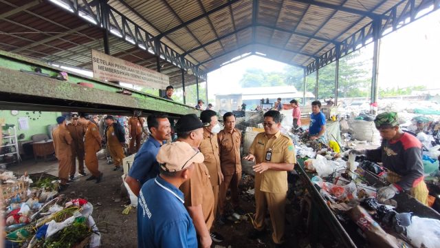 Sidak. Bupati Sidoarjo Apresiasi TPST Desa Gede, 90 Persen Pekerja Warga Lokal