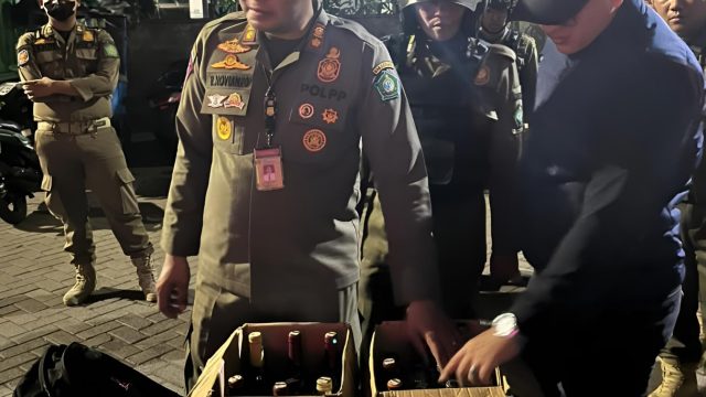 Warung Kopi di Belakang GOR Sidoarjo Ternyata Simpan Puluhan Botol Miras