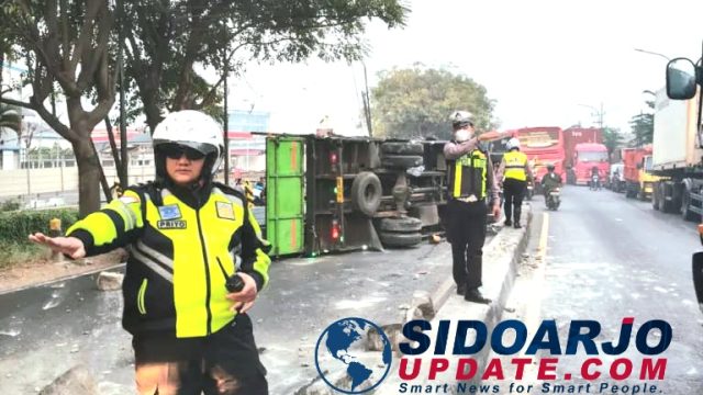 Truk Bermuatan Besi Terguling di Trosobo Sidoarjo, Jalur Arah Krian Sempat Tersendat