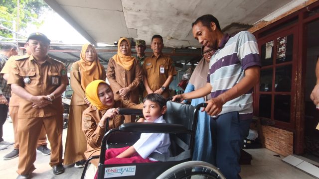 Pemkab Sidoarjo Salurkan Bantuan Kursi Roda, Tiga Warga Candi Terima Manfaat