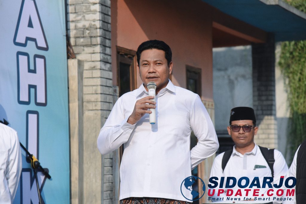 Bupati Subandi melepas peserta touring Motoran Santun di Pondok Pesantren Manba’ul Hikam.