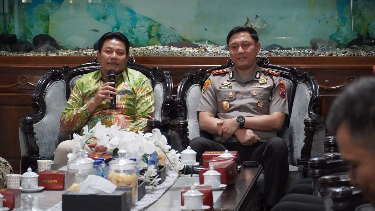 Bupati Sidoarjo Subandi bersama Kapolresta Sidoarjo AKBP Bobby Adimas Candra Putra dalam pertemuan koordinasi di Pendopo Delta Wibawa.